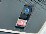 緊急時に「緊急通報ボタン」を押すと緊急サポートセンターにつながり、オペレーターが警察・救急への取次ぎを行います。(ご利用にはHonda Total Careプレミアムのお申込みが必要です)