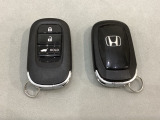 スマートキーを装備しています。鍵を差し込むことなくドアロックの開け閉めと、スタートボタン操作でのエンジンスタートができます。ボタン操作でトランクが開けられる電動テールゲートのボタンもついています。