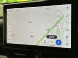 見やすい地図表示で、目的地までのルートを簡単に確認。渋滞情報もリアルタイムで表示され、スムーズな移動を支援します。運転に集中できる環境です。