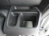 運転席から手の届きやすい位置に、ドリンクホルダーと小銭などを入れて置けるトレイが付いています。