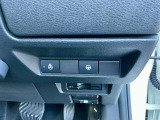 運転席右側に各種スイッチが集約されています!車線逸脱警報システム、衝突軽減ブレーキ、踏み間違い防止装置付きで安全装備も充実しています