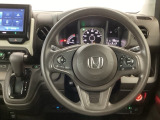 【ハンドル】運転にかかわる様々な操作を安全に行えるように視点移動が少なく操作性に配慮されたスイッチ類が凝縮されたコックピットです。