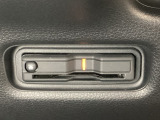 ハンドルの左下にETCがついています。高速道路の料金所の通過も楽々です!。 カードの取り出しもしやすい場所についています。
