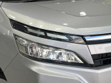 【LEDヘッドライト】悪天候や夜間走行時も良好な視界を確保し安心して運転できる高輝度LEDヘッドライトを装備!点灯速度が早く、消費電力も抑えられています。