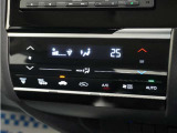 フルオートエアコン搭載。好みの温度に設定するだけで、風向や風量を自動でコントロール!いつでも快適な車内環境に。