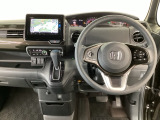 【ハンドル】運転にかかわる様々な操作を安全に行えるように視点移動が少なく操作性に配慮されたスイッチ類が凝縮されたコックピットです。