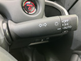 操作しやすい位置に配置されたウインカーレバー。直感的な操作で、安全な車線変更をサポートします。