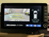 リバースギアに入れるだけで後方の表示へ切り替わります。夜間や雨の日の駐車も楽になりますよ。