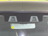 【スマートブレーキサポート】走行中に前方の車両等を認識し、衝突しそうな時は警報とブレーキで衝突回避と被害軽減をアシスト。より安全にドライブをお楽しみいただけます。