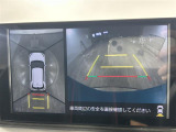 【パノラミックビューモニター】クルマを真上から見下ろした視点で駐車をサポートします!クルマの斜め後ろや真横など、いち早く障害物に気が付くことができます。