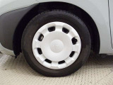【ホイールカバー】純正なので車に似合うデザインになっていますね。スタッドレスタイヤもご相談下さい。
