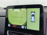 パノラミックビューモニターを装備。駐車場や交差点でクルマを真上から見るように周囲を確認できます。機能の詳細は販売店スタッフまでおたずねください。