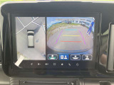 全方位カメラ付き。車を真上から見たような映像で、車の死角を少なくし、安全運転をサポートします。