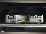 【ETC】有料道路を利用する際に料金所で停止することなく通過できる、ETC車載器(ノンストップ自動料金収受システム機器)が装備されています。セットアップを行うことで利用可能になります。