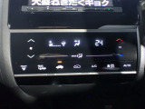 運転席からも手が届きやすく、操作しやすい空調コントロールパネル。オートエアコンなので操作の煩わしさが無くオールシーズン快適にドライブできます。快適空間で運転に集中できますね。