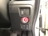 【片側電動スライドドア】リモコンや運転席のスイッチ操作のほか、ドアハンドルを少し引くだけでリアドアが自動開閉します♪