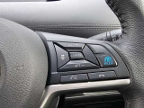 プロパイロットスイッチをONにして走行スピードを設定するだけで、ステアリングを自動制御で車線中央走行をキープ。車間距離をキープ。急な割り込みにもブレーキ操作なしでスピードをコントロール。
