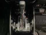「e:HEV」は、モーター走行を中心にしながら電気エネルギーやエンジン動力を効率よく使い分けることができる賢いハイブリッドシステムです。サイドブレーキはスイッチ操作の電子制御パーキングブレーキです