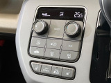 【オートエアコン】一度お好みの温度に設定すれば、車内の温度を検知し風量や温度を自動で調整。暑い&hellip;寒い&hellip;と何度もスイッチ操作をする必要はありません。快適な車内空間には必須の機能ですね♪