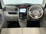 【インパネ】運転のしやすさを最優先に設計された見晴らしの良いフロントビュー。車両間隔が掴みやすく狭い道でも安心♪「安全」と「品質」を最優先に、安心してお乗りいただけるクルマを提供いたします。