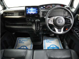 運転にかかわる様々な操作を安全に行えるように視点移動が少なく、操作性に配慮されたスイッチ類が凝縮されたコクピットです。