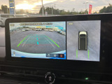 バックモニターで、狭い場所での駐車も安心。車両後方の状況をリアルタイムで確認でき、安全な運転をサポートします。障害物の確認も容易です。
