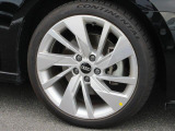 限定車18インチアルミホイールを採用しています。