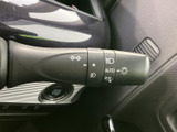 操作しやすいウインカーレバーは、安全な車線変更をサポート。オートリターン機能付きで、確実な操作が可能です。