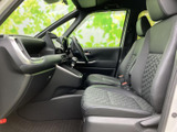 運転席からの視界は良好です。操作性にも優れており、快適なドライビングをサポートします。安全運転をサポートする機能も充実。
