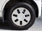 ホイールは車のデザインにマッチした専用タイプです。