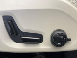 【パワーシート】スイッチ一つで簡単にシート位置の微調整が可能!電動だから力もいりません!自分に最適なシートポジションにセットして、快適なドライブをお楽しみください。