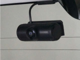 ◆車内カメラ◆前方・後方はもちろん、車内向きのカメラでも記録。左右をワイドに撮ることができ、幅寄せや側面衝突、威圧的なドライバーの危険行為など、クルマ周囲のトラブルもしっかり記録できます。