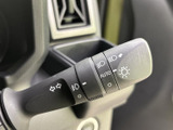 操作しやすいウインカーレバーで、安全確認を怠りなく。オート機能も搭載し、運転操作をよりスムーズに行えます。