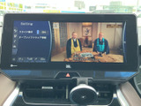 停車中にTVや映像コンテンツを楽しめます。休憩時間などにリラックスできる空間を提供します。(走行中の視聴はご遠慮ください)。