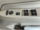 運転席のスイッチで全てのウィンドウの開閉操作を行うことができます。ロックボタンをONにしておくと、運転席以外のウィンドウは作動しないのでお子様を乗せているときなども安心ですね♪