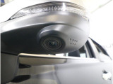 助手席側で見えにくい左前方の映像を、車内のマルチファンクションディスプレイに映し出します。前方への駐車や左寄せ、狭い道でのすれ違いなど、さまざまなシーンで安心して運転できる便利な機能です。