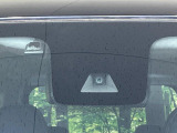 【三菱e-Assist】走行中に前方の車両等を認識し、衝突しそうな時は警報とブレーキで衝突回避と被害軽減をアシスト。より安全にドライブをお楽しみいただけます。