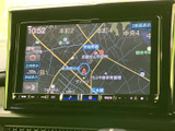 見やすい地図表示で、運転に集中できます。渋滞情報やルート検索など、運転に必要な情報を的確に提供。安全運転をサポートします。