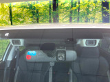 【アイサイトVer3】前方の車両等を検知し、衝突しそうな時は警報で注意を促し、ブレーキを踏む力をサポート。ブレーキを踏めなかった場合は衝突被害軽減ブレーキが作動、衝突回避をサポートします。