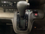 CVT車のセレクトレバーです。低速から高速まで、変速ショックのないスムーズな走りを実現するとともに、エンジン効率のよい領域を維持することで燃費にも貢献します。