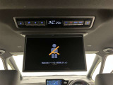 [後席モニター]★お子様も喜ぶ後席モニター装備♪家族や友人とお出かけ時にも大画面モニターで退屈しがちな長距離ドライブも楽しい時間に変わりますね♪
