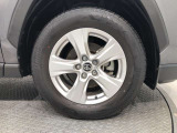 【純正アルミホイール】です!車両デザインに合わせてホイールをデザインしているため、見た目にもカッコイイアルミホイール♪洗車もラクチンで錆びません。