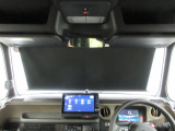 純正オプションのシェード付きルーフコンソールBOXを装着しています。シェードはロール式なので使用時以外は巻き上げて視界もスッキリ!運転席周りに小物入れが増えて便利です。