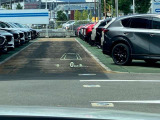 フロントガラスへの投影型であるヘッドアップディスプレイ。車速や交通標識、ナビゲーションの案内などの情報が映し出されます!