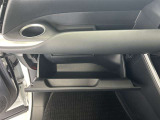 ちょっとしたところは収納ボックスにもなっています。車内はサイズも決まっているので、収納が少ないと思っているアナタ!ご安心ください。さまざまなところに収納が隠れているんです♪