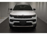 Jeep伝統の7スロットグリルが存在感ありますね。