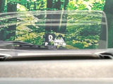 【ヘッドアップディスプレイ】現在の速度や走行情報をデジタル表示で運転席前方のガラスに投影!運転中、目線をずらさず必要な情報を確認できるのでとっても便利で安心!