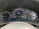 視認性の高いメーター類が、運転に必要な情報を的確に伝えます。シンプルで洗練されたデザインが、上質なドライビング空間を演出します。