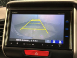 リバースギアに入れるだけで後方の表示へ切り替わります。夜間や雨の日の駐車も楽になりますよ。