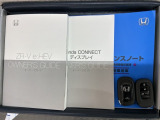 スマートキーは鍵をバッグに入れたままでもドアロックの開閉やエンジンのON・OFFができます。夜間や雨の日も鍵を探さなくて良いので便利です。